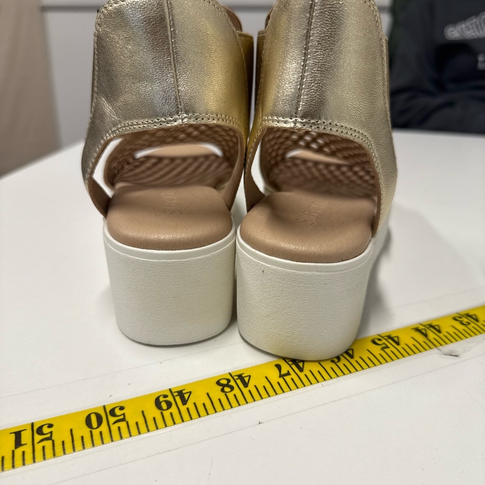 Elegant Gold Cutout Women's Sandals - Picture 3 of 4